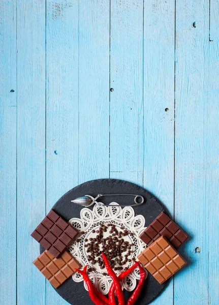 Koyu çikolata ve kırmızı biber biber ile sütlü çikolata f