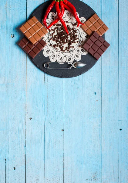 Koyu çikolata ve kırmızı biber biber ile sütlü çikolata f