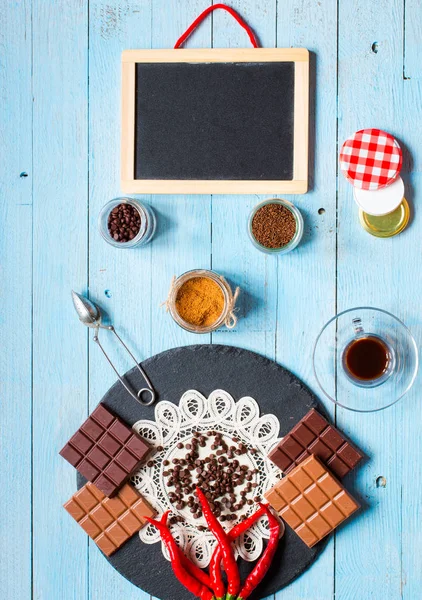 Koyu çikolata ve kırmızı biber biber ile sütlü çikolata f