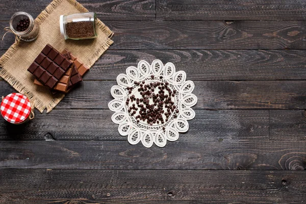 Μαύρης σοκολάτας και σοκολάτας γάλακτος, με κόκκινη καυτερή πιπεριά τσίλι, f — Φωτογραφία Αρχείου