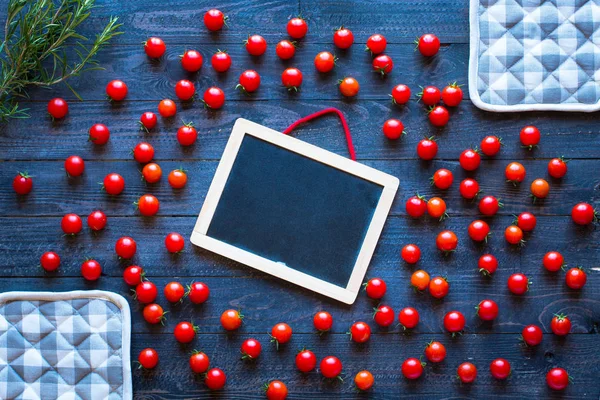 Tomates cherry, productos frescos de la granja, alimentos orgánicos, espacio libre fo — Foto de Stock