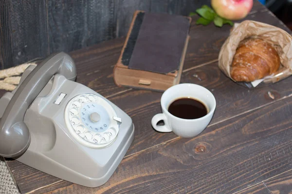 Старый старинный телефон, кофе, книга, на деревянном фоне , — стоковое фото
