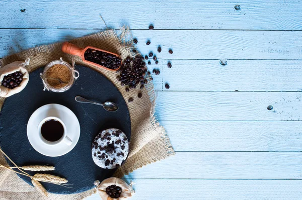 Κόκκοι καφέ και το φλιτζάνι του καφέ με άλλα συστατικά για differen — Φωτογραφία Αρχείου
