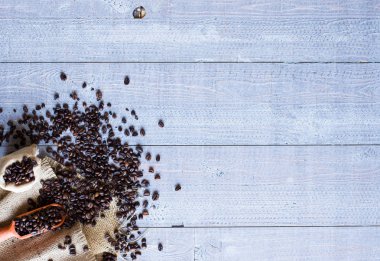 Kahve çekirdekleri ve kahve sunuluyor diğer bileşenleri ile