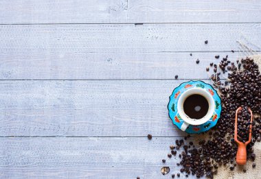 Kahve çekirdekleri ve kahve sunuluyor diğer bileşenleri ile