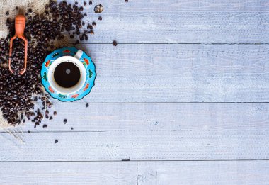 Kahve çekirdekleri ve kahve sunuluyor diğer bileşenleri ile