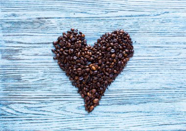 Kahve çekirdekleri ve kahve sunuluyor diğer bileşenleri ile