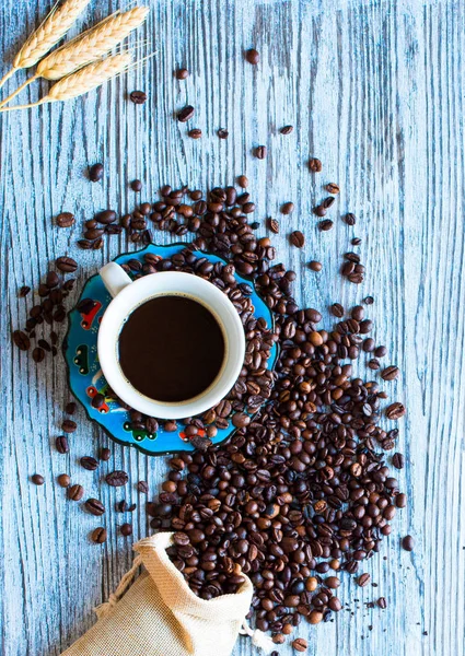 Kaffebönor och kopp kaffe med andra komponenter på differen — Stockfoto