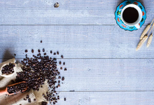 Kahve çekirdekleri ve kahve sunuluyor diğer bileşenleri ile