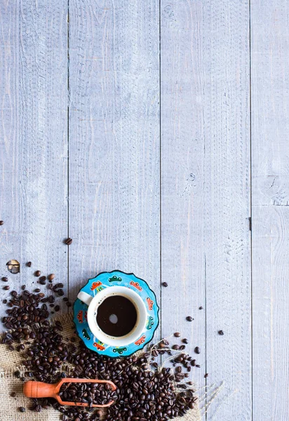 Kahve çekirdekleri ve kahve sunuluyor diğer bileşenleri ile