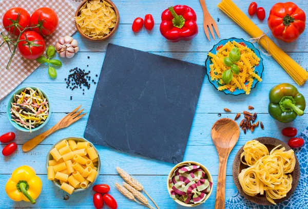 Diversi tipi di pasta con vari tipi di verdure, salumi — Foto Stock