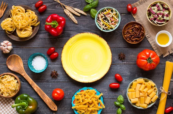 Diferentes tipos de pasta con varios tipos de verduras, healt —  Fotos de Stock