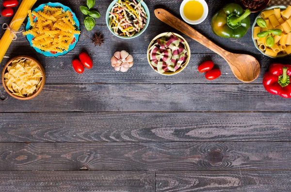 Diferentes tipos de pasta con varios tipos de verduras, healt — Foto de Stock