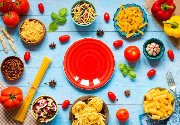 Diferentes tipos de pasta con varios tipos de verduras, healt — Foto de Stock