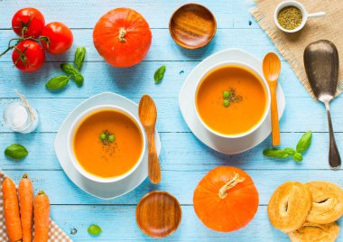 Ev yapımı kabak çorbası rustik ahşap arka plan üzerinde ücretsiz uzay fo