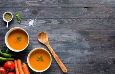 Ev yapımı kabak çorbası rustik ahşap arka plan üzerinde ücretsiz uzay fo