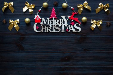 Noel tatil kompozisyonu koyu ahşap arka plan, ücretsiz s