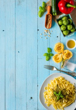 Pesto sos ve diğer sebzeler üzerinde bir woo ile makarna tagliatelle
