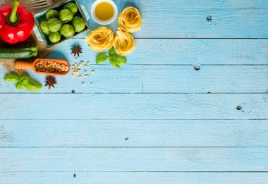 Pesto sos ve diğer sebzeler üzerinde bir woo ile makarna tagliatelle