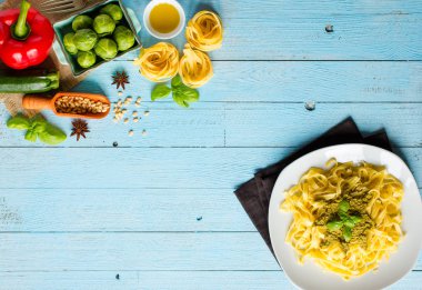 Pesto sos ve diğer sebzeler üzerinde bir woo ile makarna tagliatelle