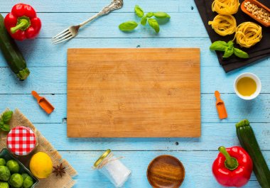 Pesto sos ve diğer sebzeler üzerinde bir woo ile makarna tagliatelle