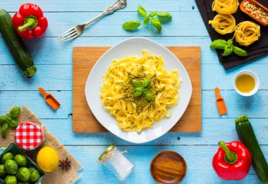 Pesto sos ve diğer sebzeler üzerinde bir woo ile makarna tagliatelle