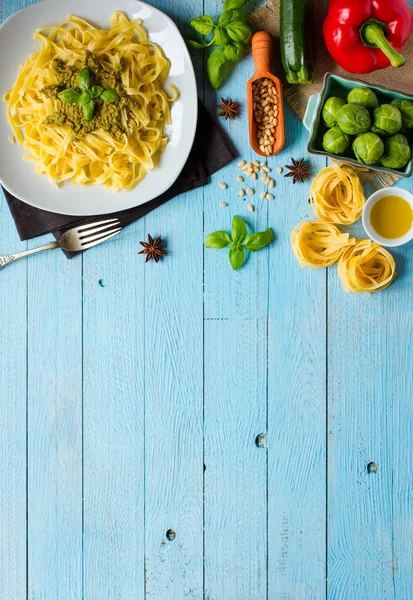 ペストソースと、ウーの他の野菜のパスタ タリアテッレ — ストック写真