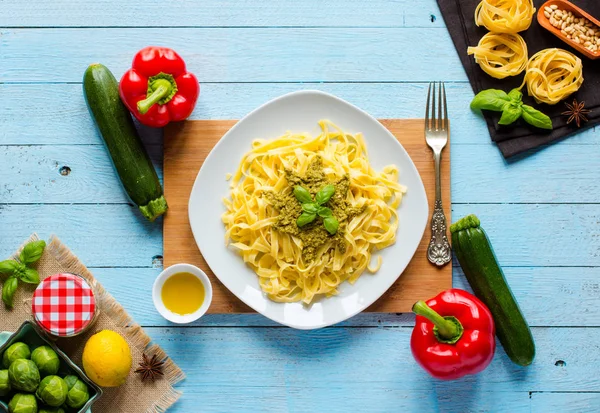 Pesto sos ve diğer sebzeler üzerinde bir woo ile makarna tagliatelle — Stok fotoğraf