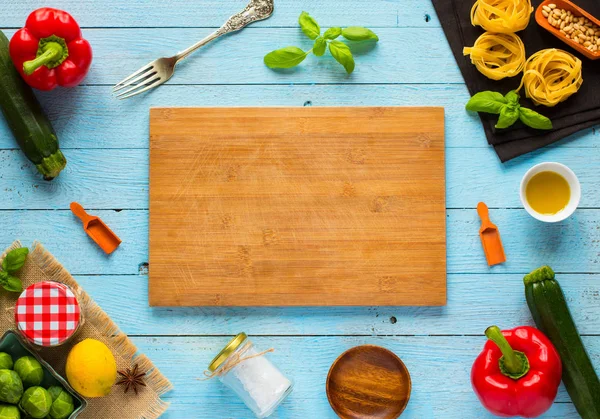 Pasta tagliatelle con salsa de pesto y otras verduras en un woo —  Fotos de Stock