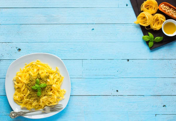 Pesto sos ve diğer sebzeler üzerinde bir woo ile makarna tagliatelle — Stok fotoğraf