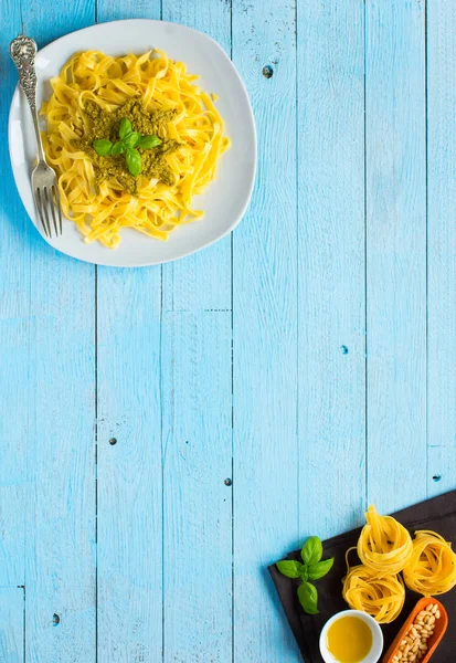 Pesto sos ve diğer sebzeler üzerinde bir woo ile makarna tagliatelle — Stok fotoğraf