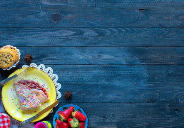 Taze ev yapımı gözlemeler çilek ve bl ile bir tabakta servis