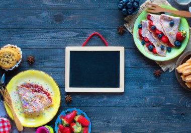 Taze ev yapımı gözlemeler çilek ve bl ile bir tabakta servis