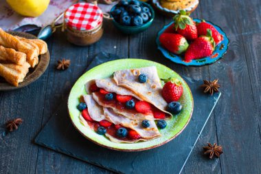 Taze ev yapımı gözlemeler çilek ve bl ile bir tabakta servis