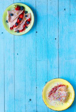 Taze ev yapımı gözlemeler çilek ve bl ile bir tabakta servis