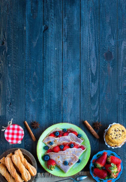 Crepes fresche fatte in casa servite su un piatto con fragole e bl — Foto Stock