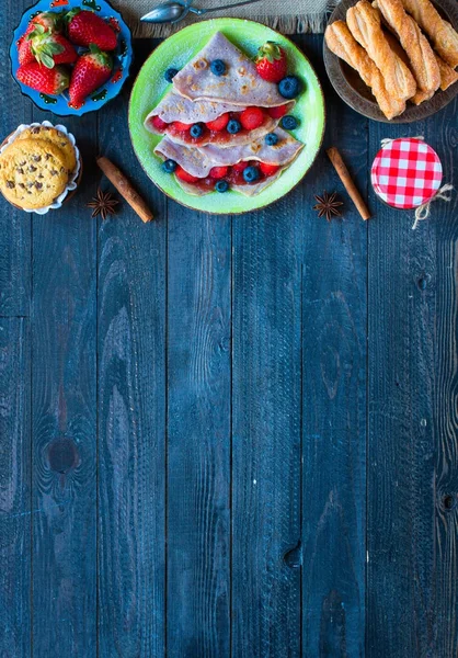 Φρέσκο σπιτικό κρέπες σερβίρονται σε ένα πιάτο με φράουλες και bl — Φωτογραφία Αρχείου
