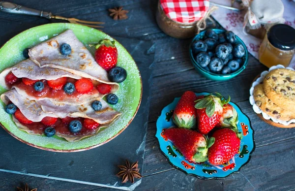 Crepes fresche fatte in casa servite su un piatto con fragole e bl — Foto Stock
