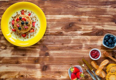 Taze çilek, çilek, yaban mersini ve ahşap arka plan üzerinde akçaağaç şurubu ile ev yapımı gözleme. Metin için boş alan