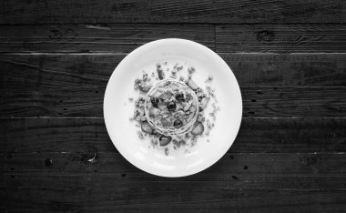 Taze çilek, çilek, yaban mersini ve koyu ahşap arka plan üzerinde akçaağaç şurubu ile ev yapımı gözleme. Metin için boş alan