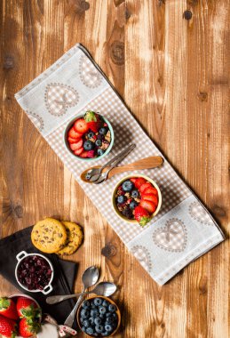 Mısır gevreği. Müsli ve taze meyve kase rustik ahşap arka plan, metin için boş alan ile Kahvaltı