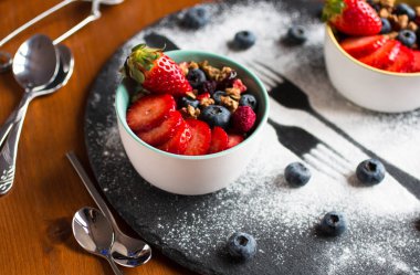 Mısır gevreği. Müsli ve taze meyve kase rustik ahşap arka plan, metin için boş alan ile Kahvaltı