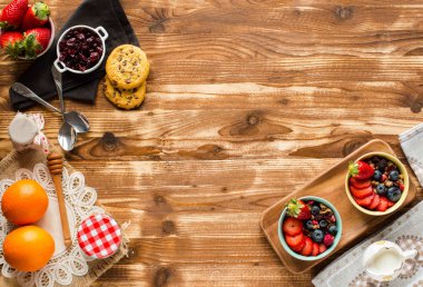 Mısır gevreği. Müsli ve taze meyve kase rustik ahşap arka plan, metin için boş alan ile Kahvaltı