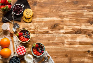 Mısır gevreği. Müsli ve taze meyve kase rustik ahşap arka plan, metin için boş alan ile Kahvaltı