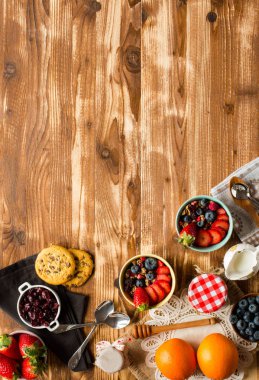 Mısır gevreği. Müsli ve taze meyve kase rustik ahşap arka plan, metin için boş alan ile Kahvaltı