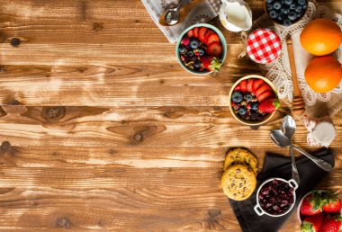 Mısır gevreği. Müsli ve taze meyve kase rustik ahşap arka plan, metin için boş alan ile Kahvaltı