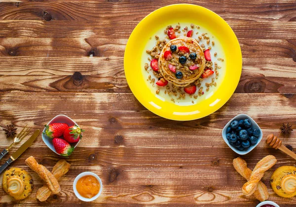 Homemade Pancakes Fresh Berries Strawberries Blueberries Maple Syrup Wooden Background — Stock Photo, Image