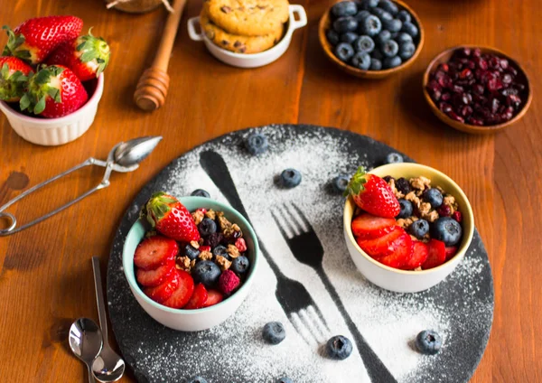 Cereali Colazione Con Muesli Frutta Fresca Ciotole Fondo Rustico Legno — Foto Stock