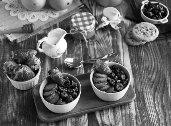 Cereales Desayuno Con Muesli Frutas Frescas Cuencos Sobre Fondo Rústico — Foto de Stock