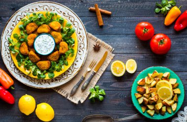 Ahşap bir zemin üzerine yoğurt soslu tavuk nuggets 